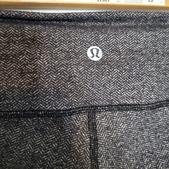 Lululemon Mid Rise Pant Size 8 - Picture 9 of 9